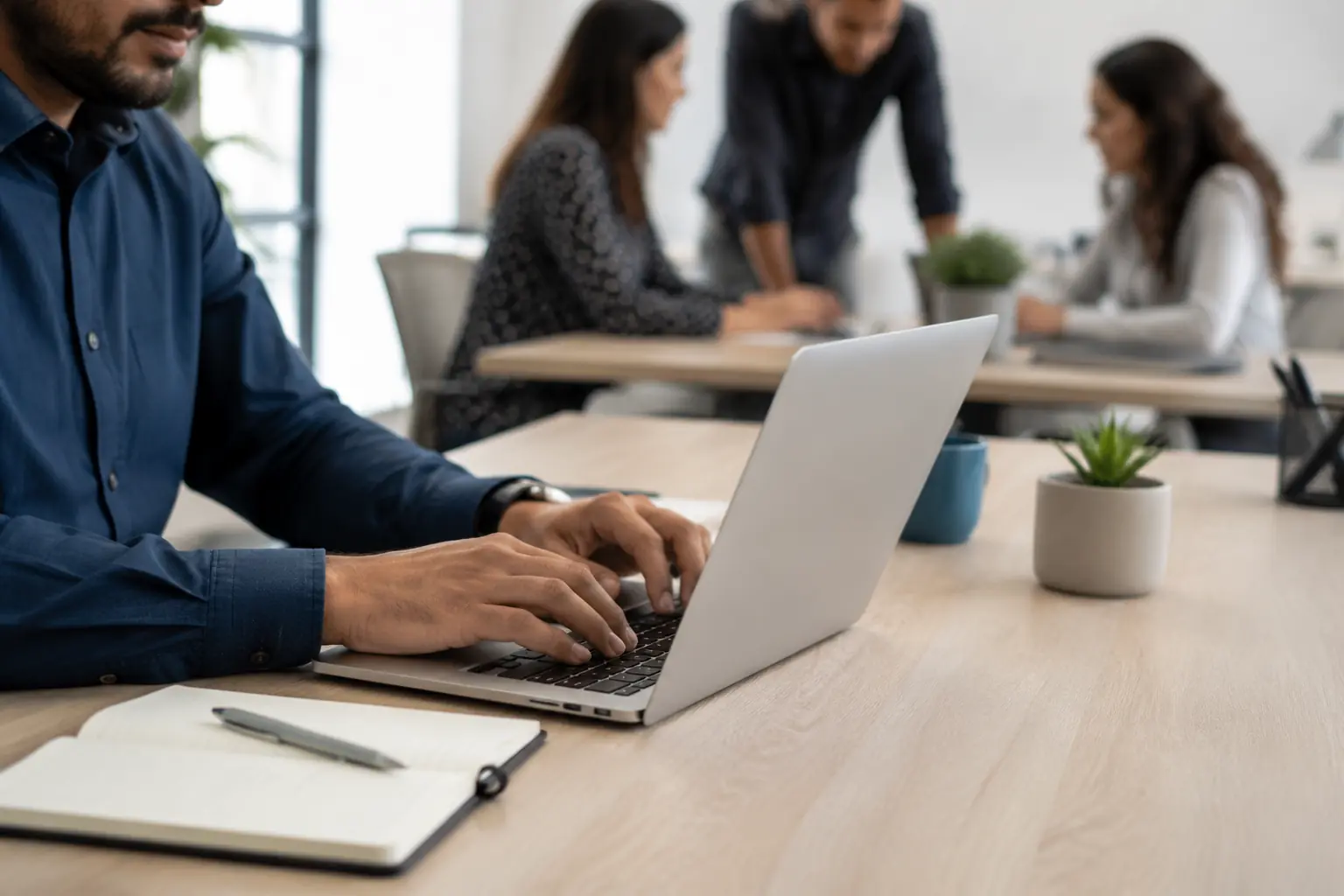 Equipo trabajando en una solución de software empresarial